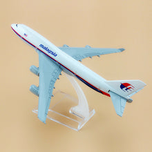 Load image into Gallery viewer, Malaysia Airlines Boeing 747 Airplane 16cm Diecast Plane Model