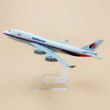 Load image into Gallery viewer, Malaysia Airlines Boeing 747 Airplane 16cm Diecast Plane Model