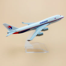 Load image into Gallery viewer, Malaysia Airlines Boeing 747 Airplane 16cm Diecast Plane Model