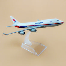 Load image into Gallery viewer, Malaysia Airlines Boeing 747 Airplane 16cm Diecast Plane Model