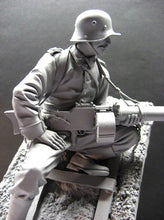 Load image into Gallery viewer, WWII Soldier 29th Division Infantry with Scene Unpainted Resin Figure 1/16 Scale Unassembled Model
