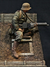 Load image into Gallery viewer, WWII Soldier 29th Division Infantry with Scene Unpainted Resin Figure 1/16 Scale Unassembled Model
