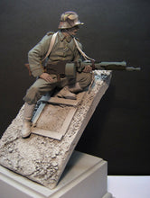 Load image into Gallery viewer, WWII Soldier 29th Division Infantry with Scene Unpainted Resin Figure 1/16 Scale Unassembled Model
