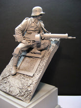 Load image into Gallery viewer, WWII Soldier 29th Division Infantry with Scene Unpainted Resin Figure 1/16 Scale Unassembled Model
