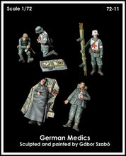 Load image into Gallery viewer, WWII German Army Doctor Injured Soldiers 5 People Miniature Unpainted Resin Figure 1/72 Scale Unassembled Model
