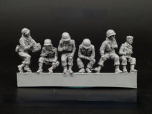 Load image into Gallery viewer, WWII U.S. Army Soldiers Resting 6 People Miniature Unpainted Resin Figure 1/72 Scale Unassembled Model
