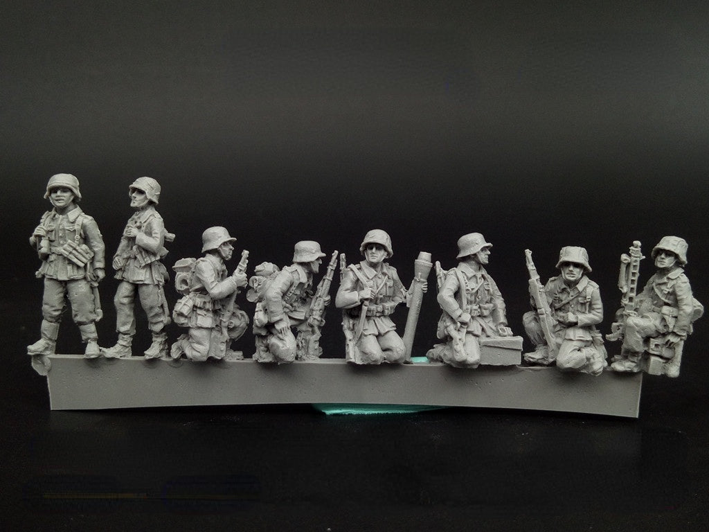 WWII Infantry 8 Soldiers Set Miniature Unpainted Resin Figure 1/72 Scale Unassembled Model