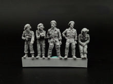 Load image into Gallery viewer, WWII British Armored Soldiers 5 People Miniature Unpainted Resin Figure 1/72 Scale Unassembled Model
