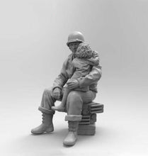 Load image into Gallery viewer, WWII US Army Soldier Holding Girl Unpainted Resin Figure 1/16 Scale Unassembled Model
