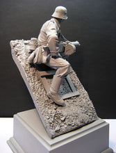 Load image into Gallery viewer, WWII Soldier 29th Division Infantry with Scene Unpainted Resin Figure 1/16 Scale Unassembled Model
