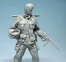 Load image into Gallery viewer, WWII US Army Soldier 101st Airborne Division Unpainted Resin Figure 1/16 Scale Unassembled Model
