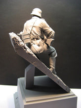 Load image into Gallery viewer, WWII Soldier 29th Division Infantry with Scene Unpainted Resin Figure 1/16 Scale Unassembled Model
