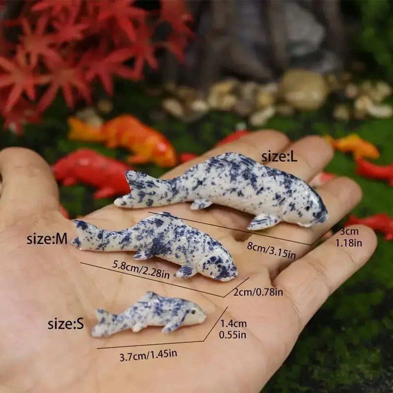 Lot de 4 mini statues de poissons koï artificiels en PVC - 11,9 x 4,1 cm - Décoration réaliste - Figurines de poisson koi flottantes et colorées pour faux aquarium, décoration de poisson koï Lot de 4 mini statues de poissons koï artificiels en PVC - 11,9 x 4,1 cm - Décoration réaliste - Figurines de poisson koi flottantes et colorées pour faux aquarium, décoration de poisson koï