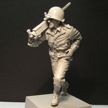 Load image into Gallery viewer, WWII US Army Soldier Unpainted Resin Figure 1/16 Scale Unassembled Model
