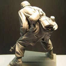 Load image into Gallery viewer, WWII Normandy War Paratrooper Soldier Unpainted Resin Figure 1/16 Scale Unassembled Model
