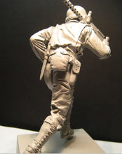 Load image into Gallery viewer, WWII US Army Soldier Unpainted Resin Figure 1/16 Scale Unassembled Model
