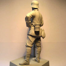 Load image into Gallery viewer, WWII Soldier Gunner Unpainted Resin Figure 1/16 Scale Unassembled Model
