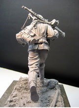 Load image into Gallery viewer, WWII Normandy War Plane Gunner Soldier Unpainted Resin Figure 1/16 Scale Unassembled Model
