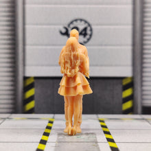 Load image into Gallery viewer, Man Giving Woman Flowers Miniature Unpainted Figure 1/64 1/50 1/43 1/35 1/24 1/18 Scale Model Scene Layout Accessories Diorama Supplies
