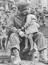 Load image into Gallery viewer, WWII US Army Soldier Holding Girl Unpainted Resin Figure 1/16 Scale Unassembled Model
