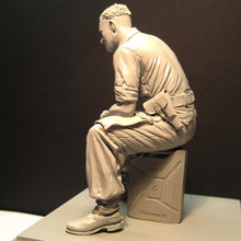 Load image into Gallery viewer, French Soldier Sitting Unpainted Resin Figure 1/16 Scale Unassembled Model
