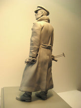 Load image into Gallery viewer, WWII Western War Commander Soldier Unpainted Resin Figure 1/16 Scale Unassembled Model
