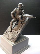 Load image into Gallery viewer, WWII Soldier 29th Division Infantry with Scene Unpainted Resin Figure 1/16 Scale Unassembled Model
