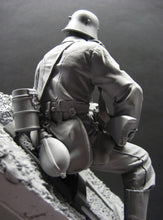 Load image into Gallery viewer, WWII Soldier 29th Division Infantry with Scene Unpainted Resin Figure 1/16 Scale Unassembled Model
