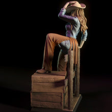 Load image into Gallery viewer, Cow Girl Pam Unpainted Resin Figure 1/24 Scale Unassembled Model
