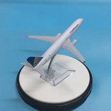 Load and play video in Gallery viewer, Continental Airlines Boeing 737 Airplane 16cm DieCast Plane Model
