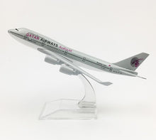 Load image into Gallery viewer, Qatar Airways Boeing 747 Airplane 16cm Diecast Plane Model
