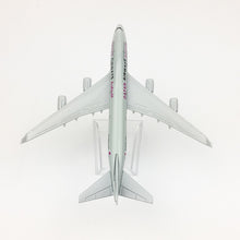 Load image into Gallery viewer, Qatar Airways Boeing 747 Airplane 16cm Diecast Plane Model
