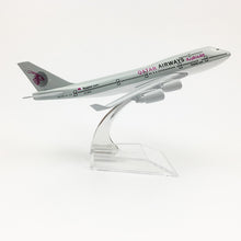 Load image into Gallery viewer, Qatar Airways Boeing 747 Airplane 16cm Diecast Plane Model
