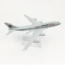 Load image into Gallery viewer, Qatar Airways Boeing 747 Airplane 16cm Diecast Plane Model
